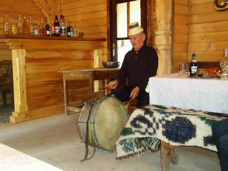 Muzeul din Maramureş unde horinca “izvorăște” la poartă GALERIE FOTO