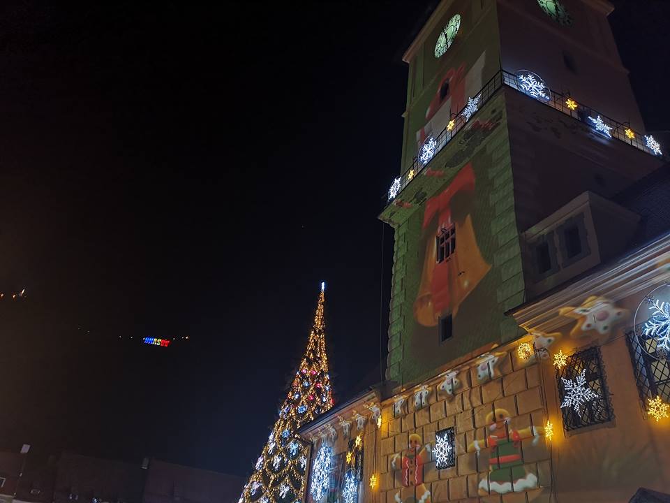 GALERIE FOTO/ S-au aprins luminile de sărbătoare în Braşov. Mii de persoane au umplut Piaţa Sfatului până la refuz