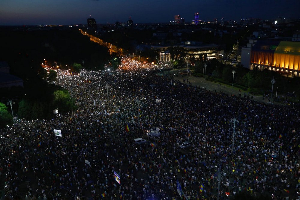 UPDATE. Război de stradă între jandarmi și huligani, în Piața Victoriei. 452 de persoane rănite / VIDEO&FOTO
