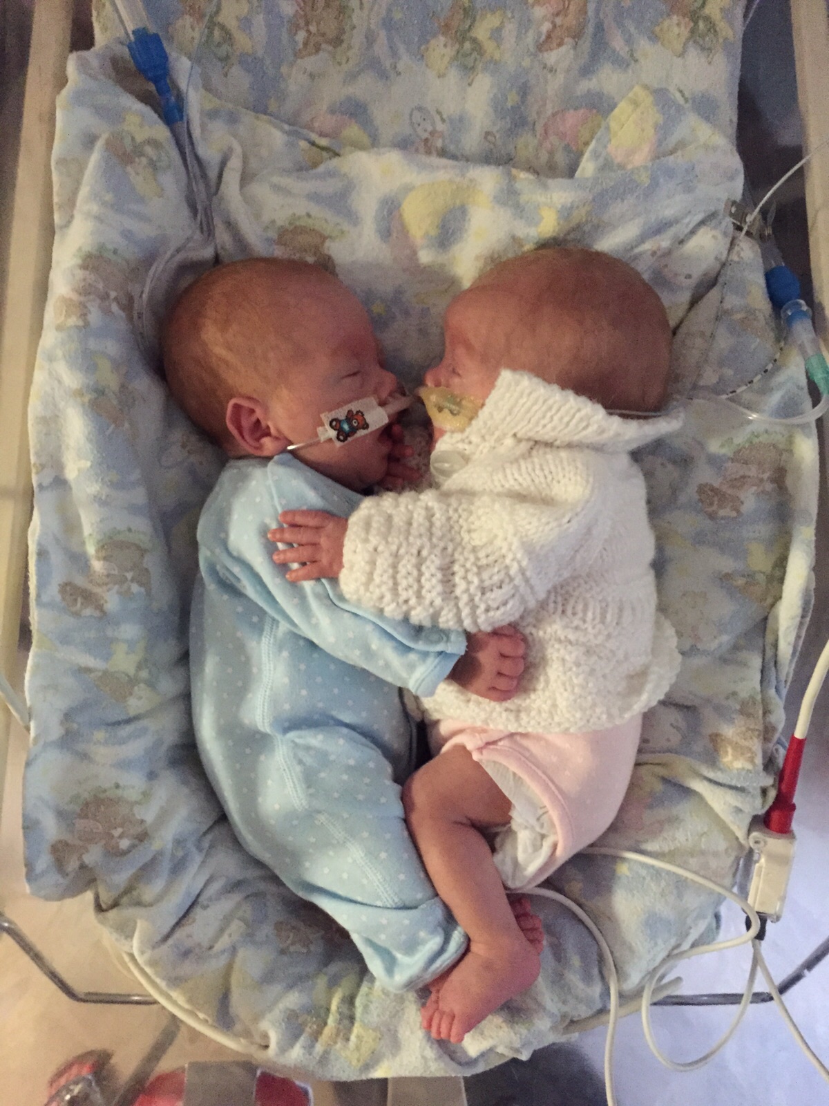Doi frați gemeni născuți prematur au supraviețuit după ce au fost puși în același incubator. Ce s-a întâmplat când s-au îmbrățișat | FOTO