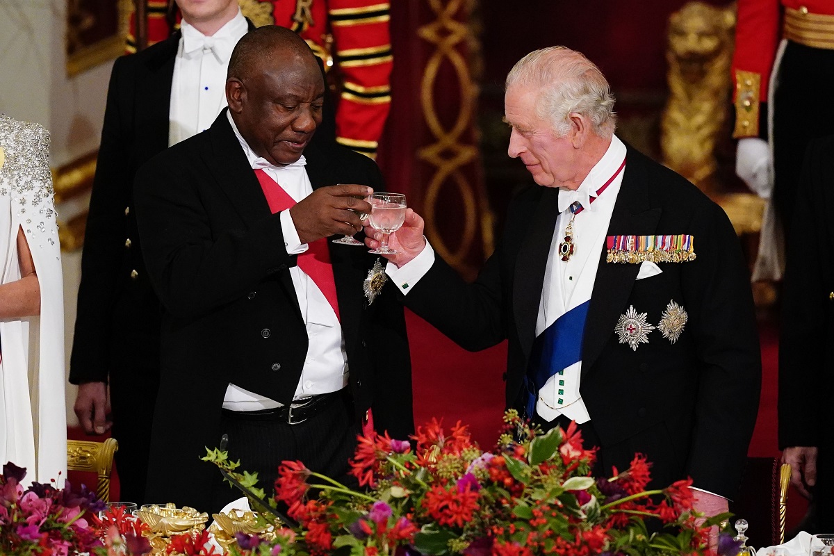 Cât costă rochia albă purtată de Kate Middleton la primul ei banchet în calitate de prințesă. A apărut lângă președintele Africii de Sud