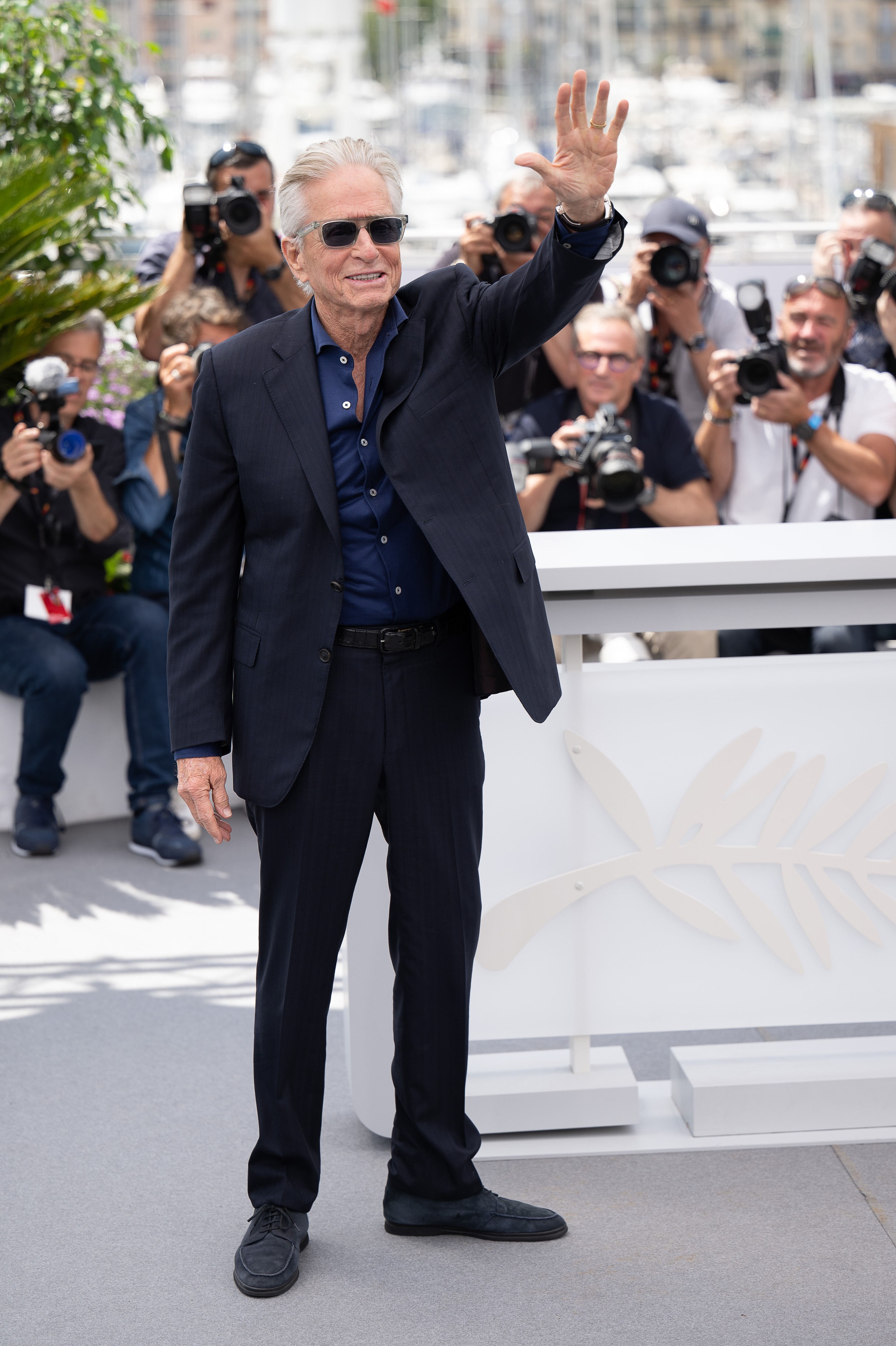 Corespondență de la Cannes: Emoționată de poemul despre Ucraina rostit pe scenă, Catherine Deneuve a uitat să deschidă festivalul 