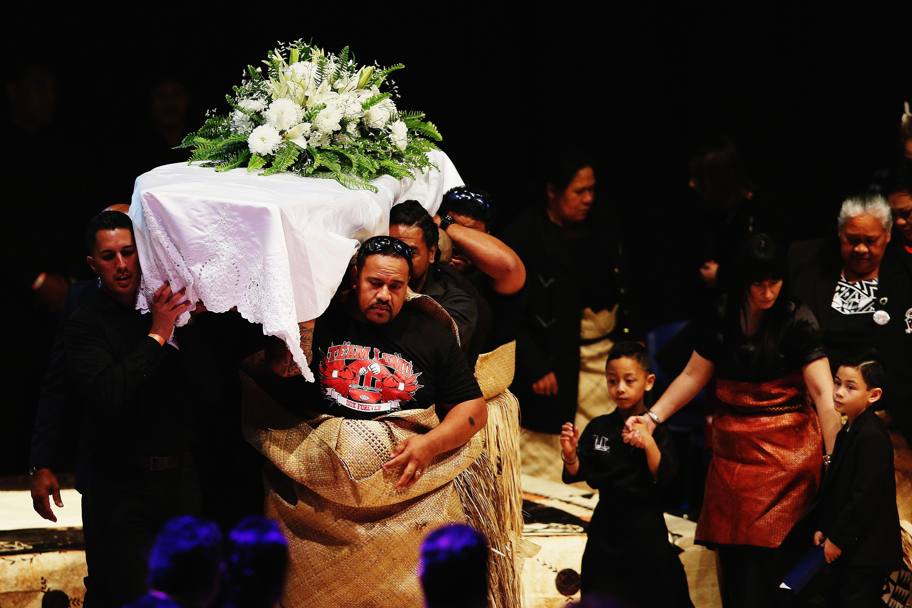 Imagini cutremurătoare de la căpătâiul lui Johan Lomu, decedat la doar 40 de ani! Copiii fostului star au purtat la ceremonie tricouri cu numărul 11 / GALERIE FOTO