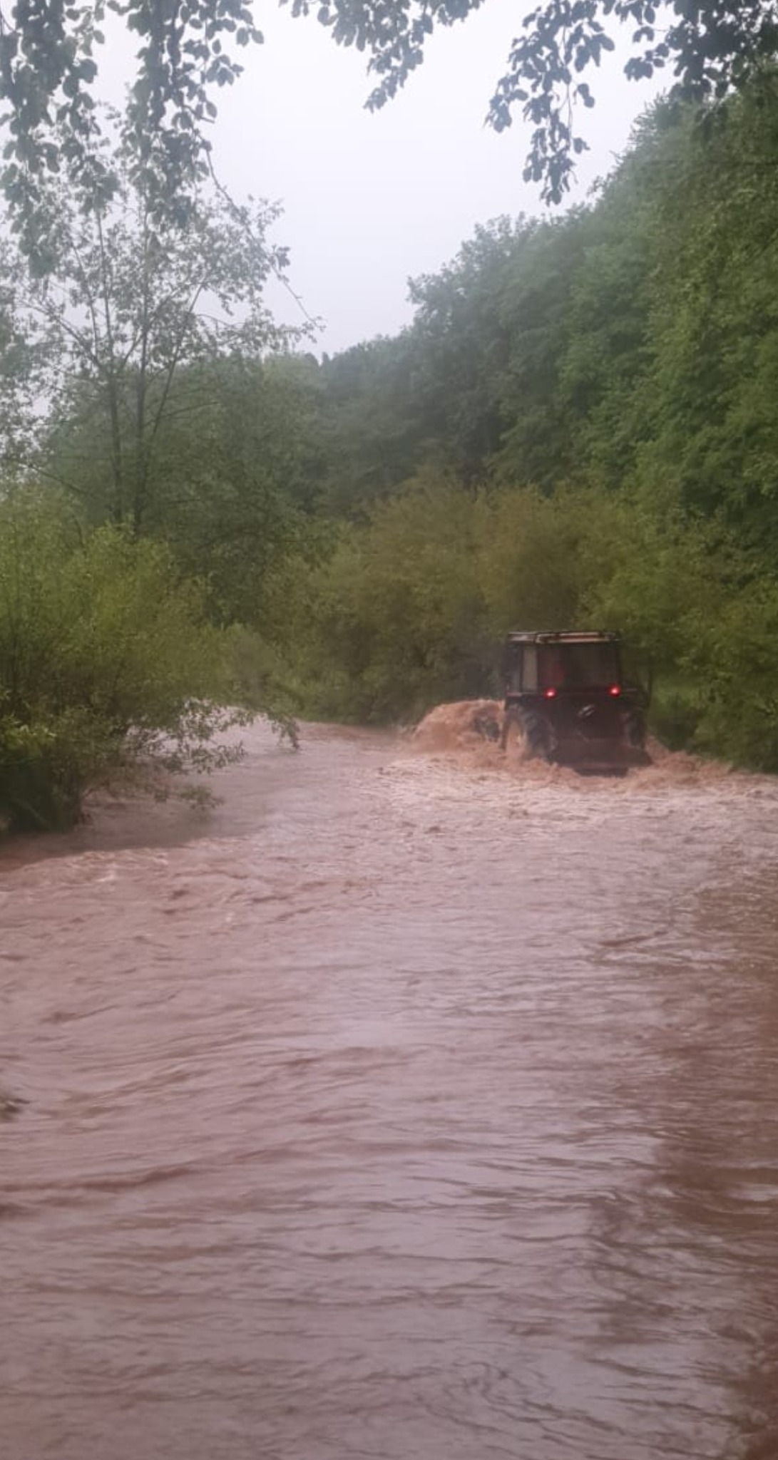 Cod roșu de inundații în județele Harghita, Braşov şi Covasna. Zeci de persoane evacuate preventiv