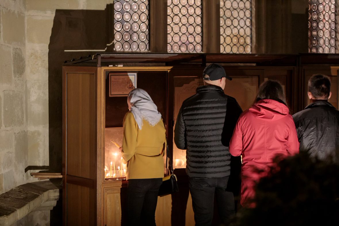 FOTOREPORTAJ. Învierea la Mănăstirea Putna, locul în care mai mulți refugiați ucraineni și-au găsit adăpost în calea războiului