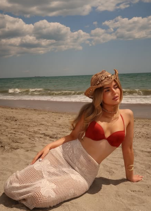 Flavia Barbu, influencer, inspiră prin curajul cu care își spune povestea luptei cu pierderea auzului: „A fost greu să mă accept”