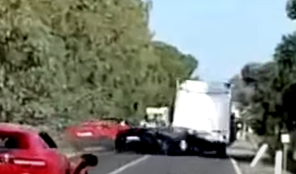 Momentul când un Ferrari, un Lamborghini și un camper se lovesc violent, în Italia. Un cuplu a murit carbonizat în Ferrari. VIDEO