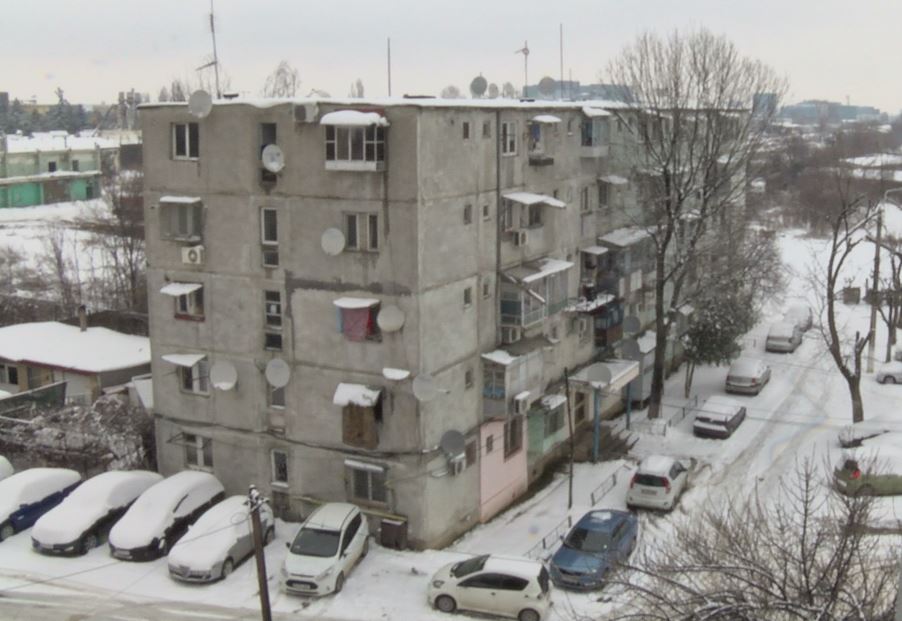 #salvatipipera | VIDEO. Cartierul contrastelor: cum se văd clădirile de sticlă din blocurile de nefamiliști. ”Noi am vrea doar apă caldă...”