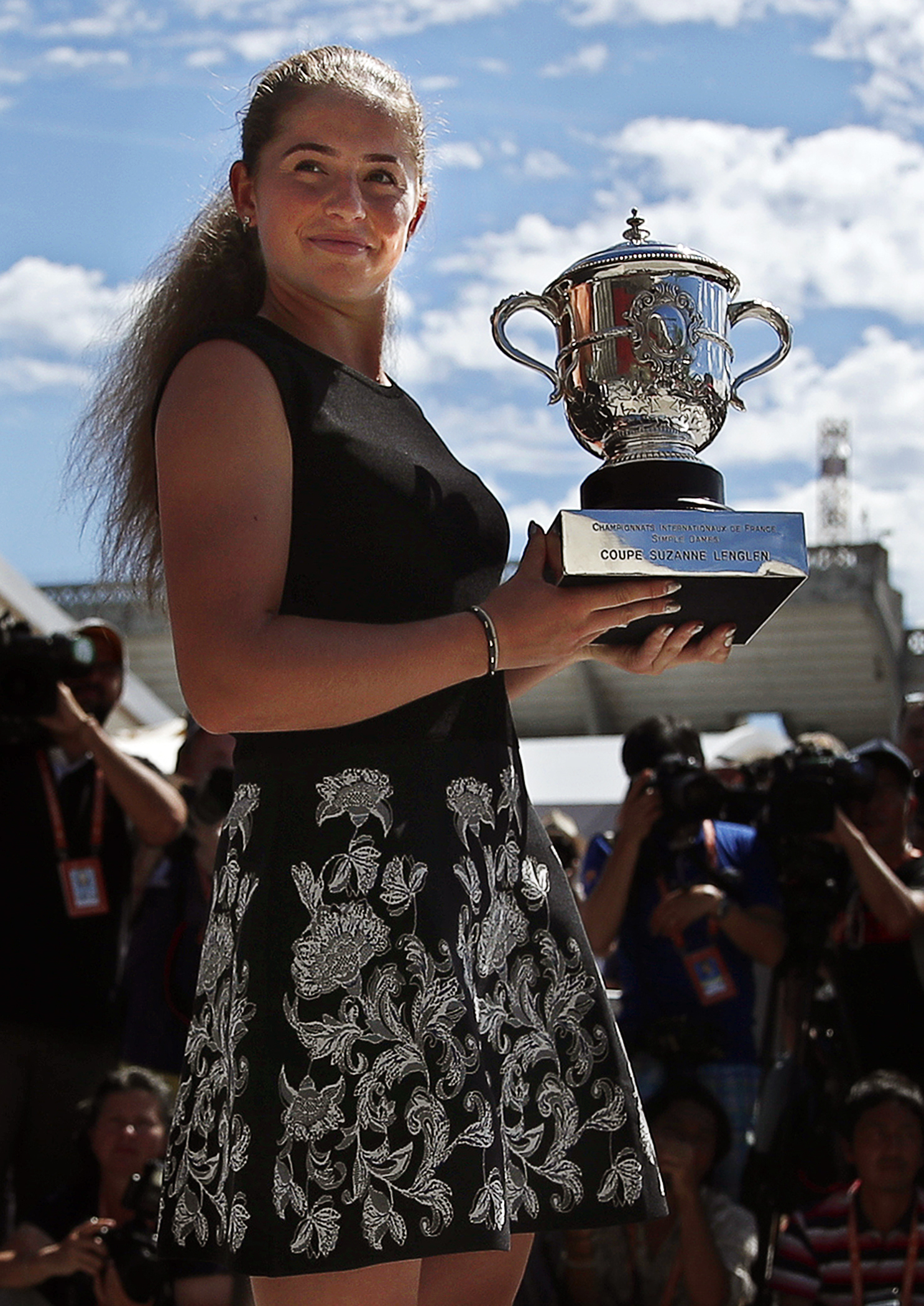 Jelena Ostapenko își trăiește momentul de glorie. Ședință foto cu trofeul, la Paris. Cum arată letona în pantofi cu toc! GALERIE FOTO
