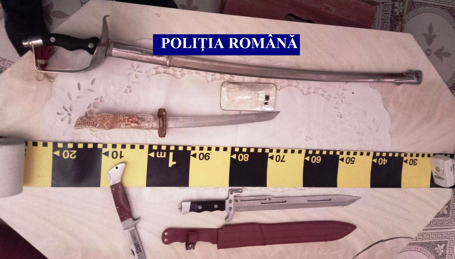 UPDATE: Săbii, macete și un pistol, confiscate din casele unor romi din Timiș. Ce au descoperit procurorii în urma descinderilor