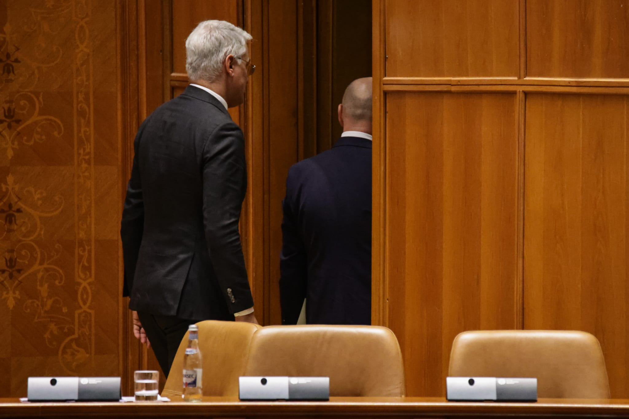 Ce nu s-a văzut la televizor în timpul votului moțiunii de cenzură împotriva Guvernului Bolojan. Negocieri în șoaptă, telefoane pe fugă și calcule la limită