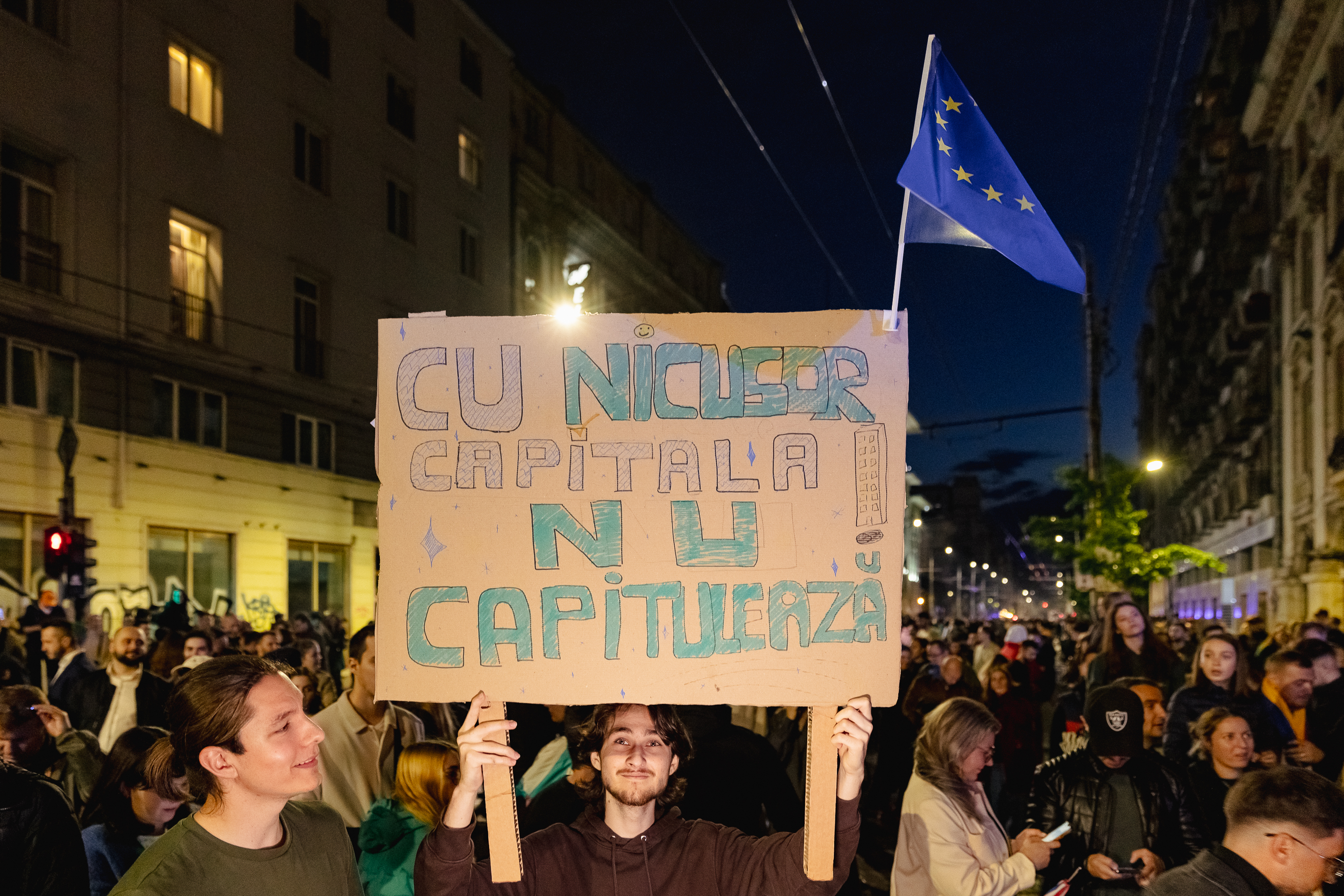 Duminica cetățeanului în sectorul 5. Adevăratul George Simion a ieșit cu soția și prietenii la vot la o școală din cartierul Sălaj: „Așteptăm schimbarea!” FOTOREPORTAJ