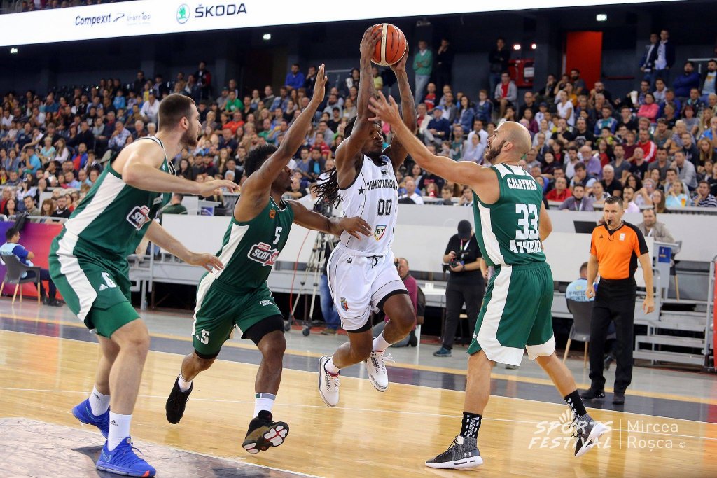 Cea mai titrată echipă din istoria baschetului european a fost în România. Panathinaikos a avut milă de U-BT Cluj la prezentarea lotului echipei lui Mihai Silvășan