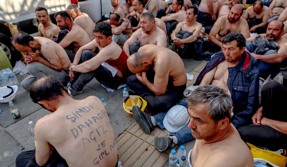 Peste 100 de mineri protestează la bustul gol și cer ca salariile să le fie plătite de urgență în Turcia