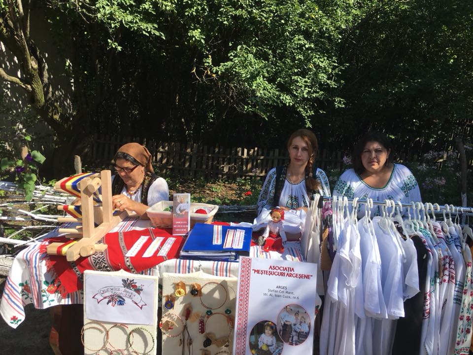 VIDEO/ Femei la război! Scutură praful de pe o tradiție veche și ”aruncă în luptă” costumul popular
