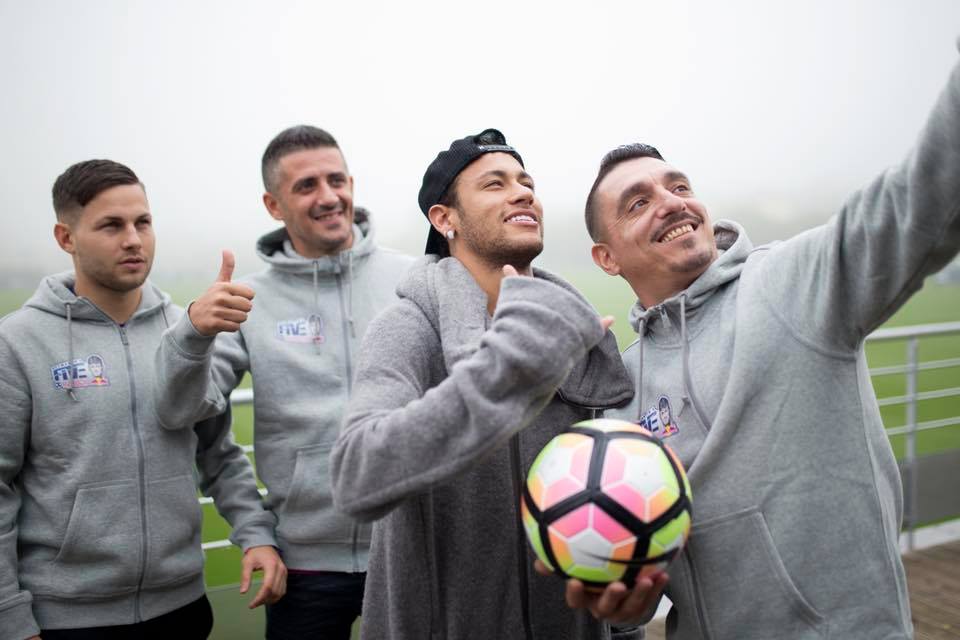 Neymar a primit cadou steagul României și un clop de oșan de la campionii mondiali la fotbal 5 la 5 / GALERIE FOTO&VIDEO
