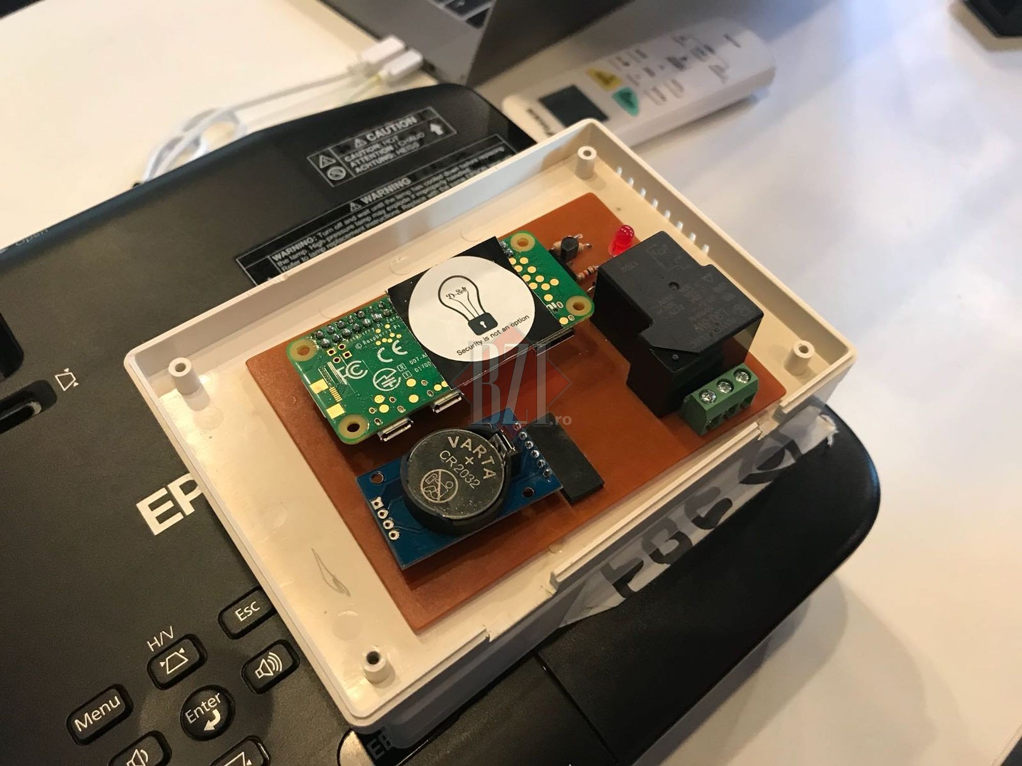 Soneria inteligentă, invenția realizată de doi tineri din Iași. Poate fi programată și controlată de la distanță