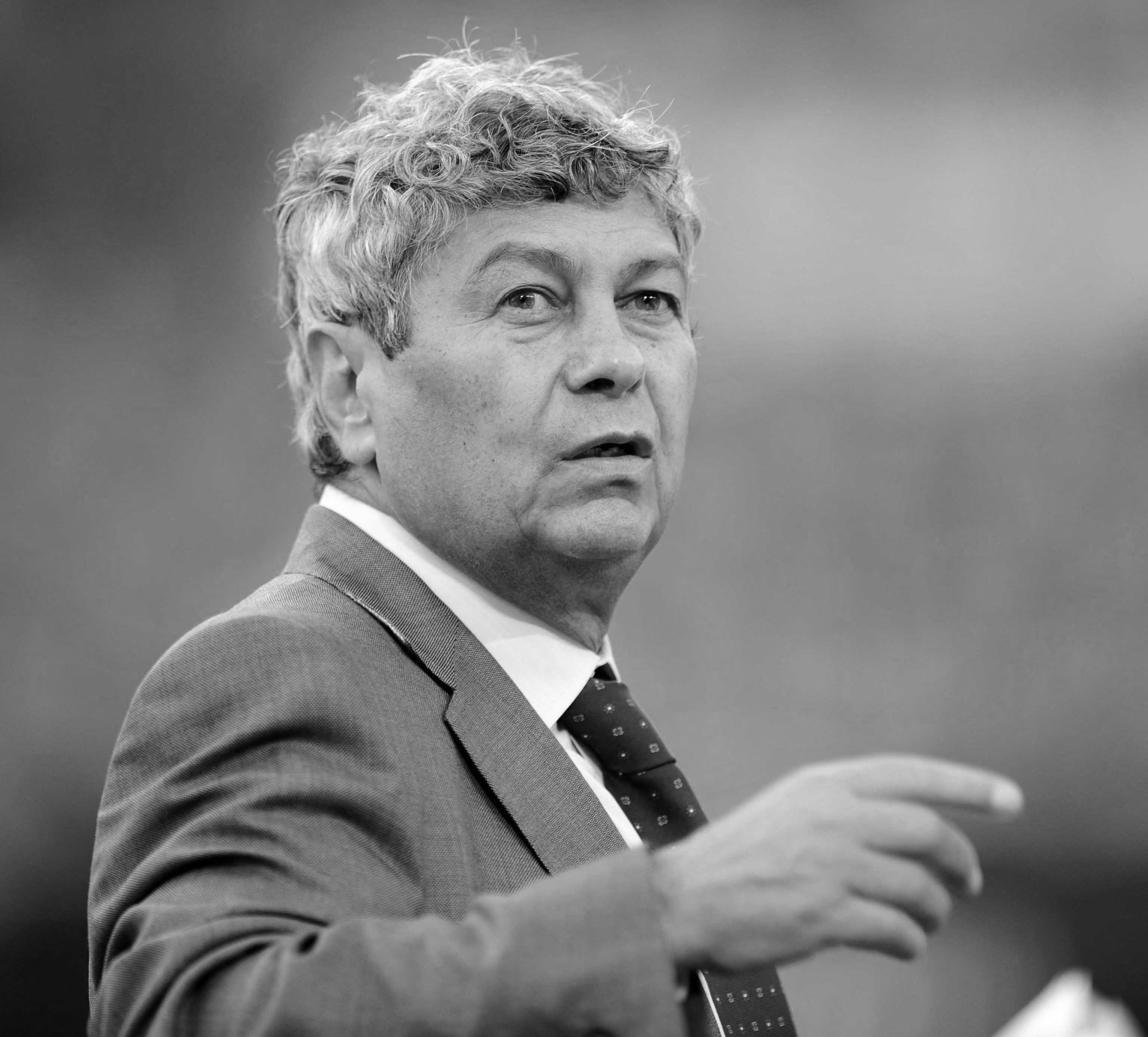Imagini sfâșietoare la înmormântarea lui Mircea Lucescu. Neli Lucescu, ținută strâns de mână de fiu și sprijinită de noră