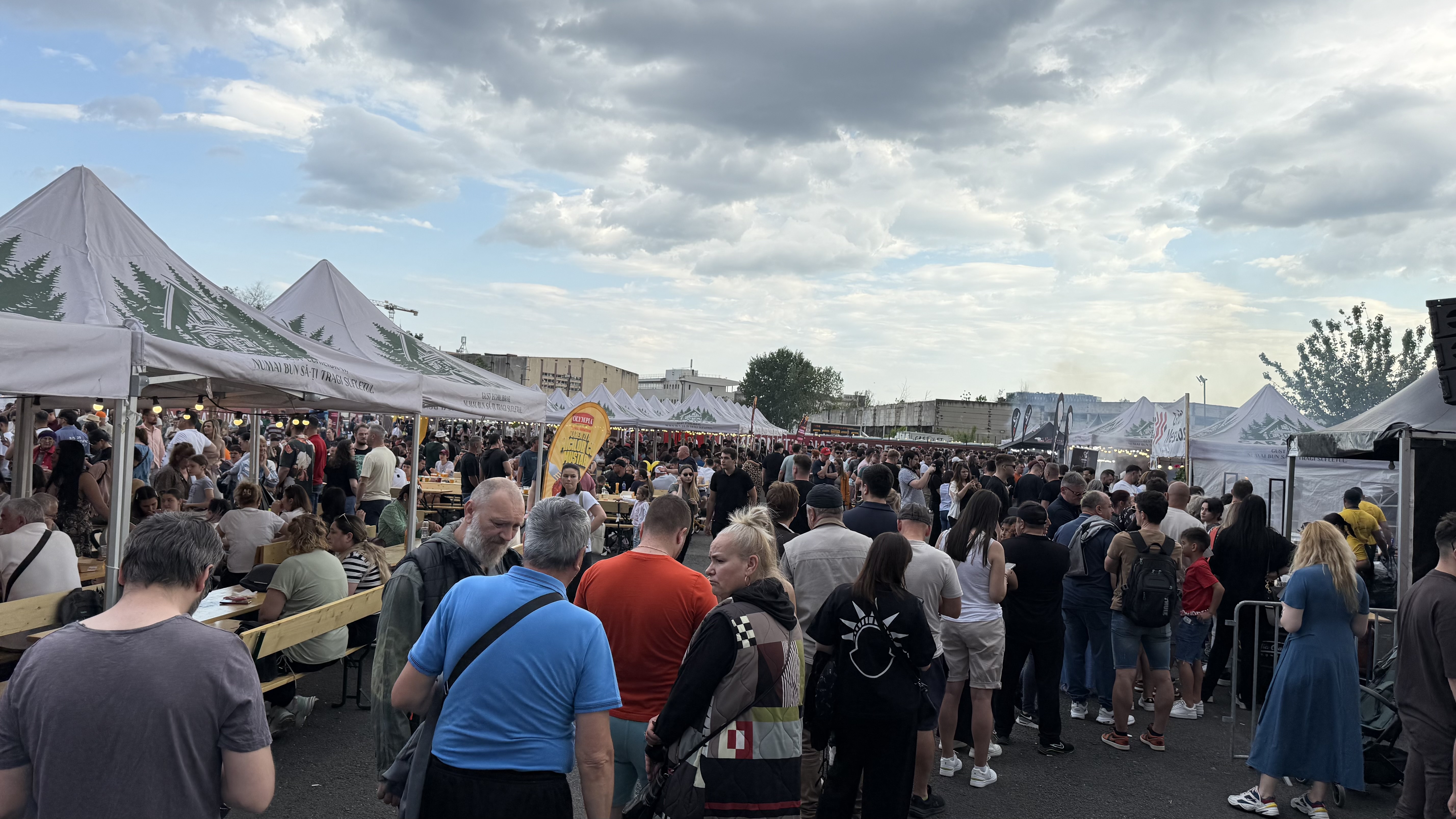 Secretul unui mic perfect: „Micii sunt artă, frate. Dacă-i grăbești, i-ai stricat”. Reportaj de la Campionatul Național de mici