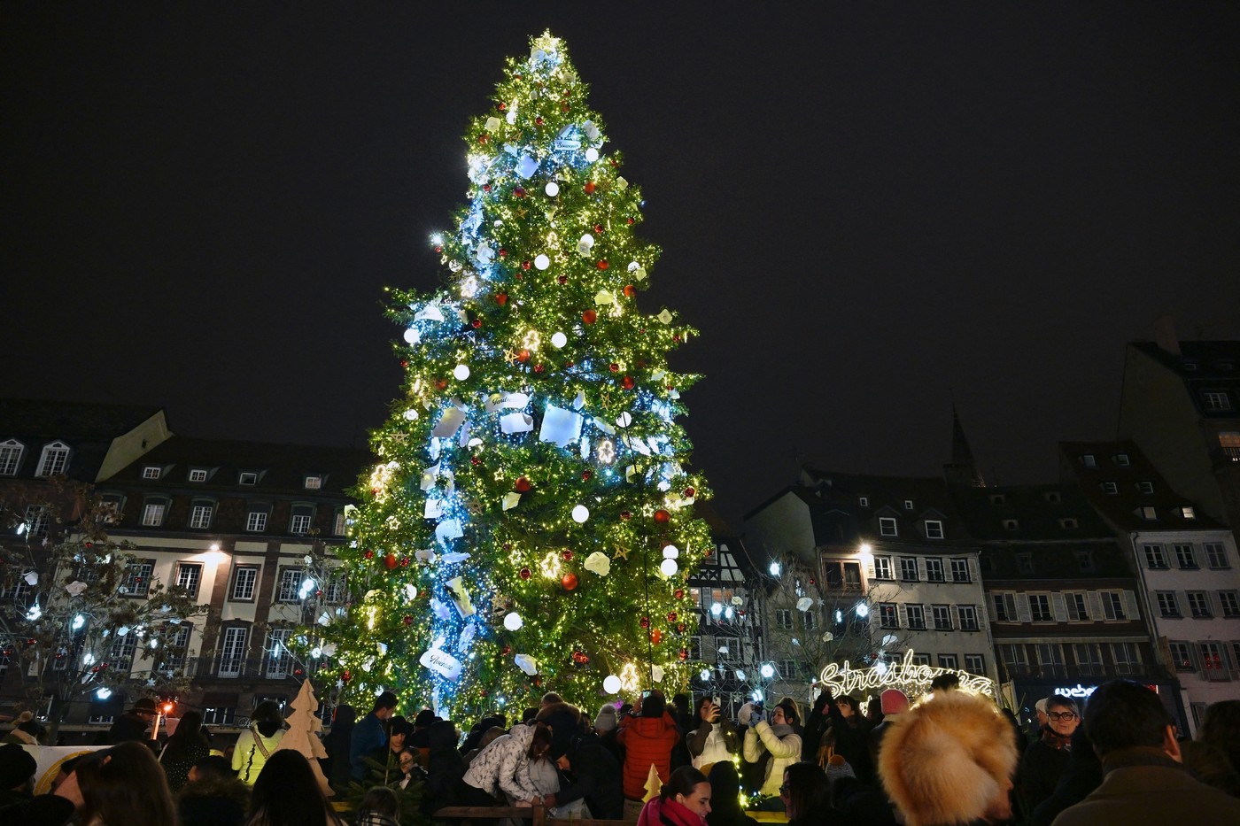 Cei mai frumoși brazi de Crăciun din lume. Bradul din Galeriile Lafayette, din Paris, printre cei mai spectaculoși