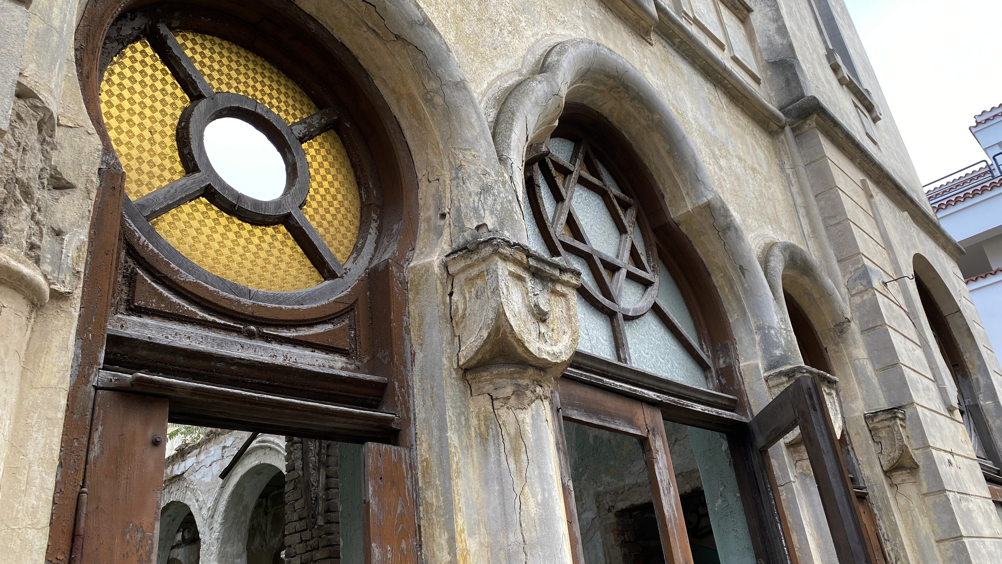 Sinagoga din Constanța, ruina de la malul mării. Clădirea comunității evreiești e în pericol de prăbușire, dar urmează să fie readusă la viață cu două milioane de euro
