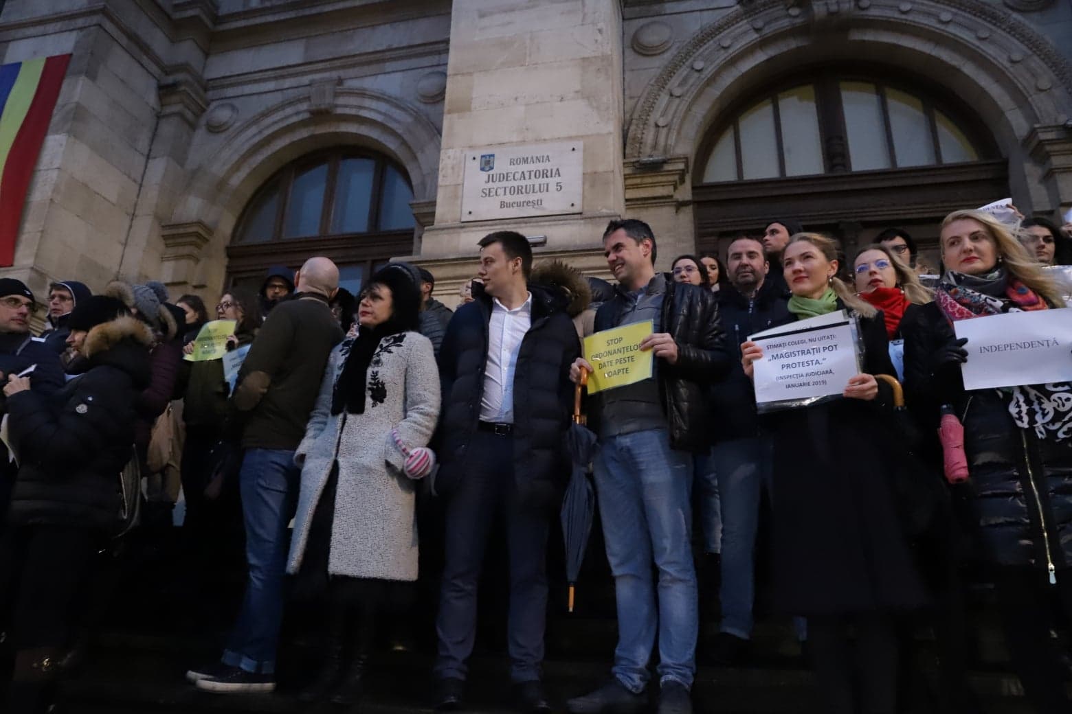 Judecătorii și procurorii au umplut treptele Palatului de Justiție de la București. Au protestat față de modificările aduse legilor Justiției |VIDEO
