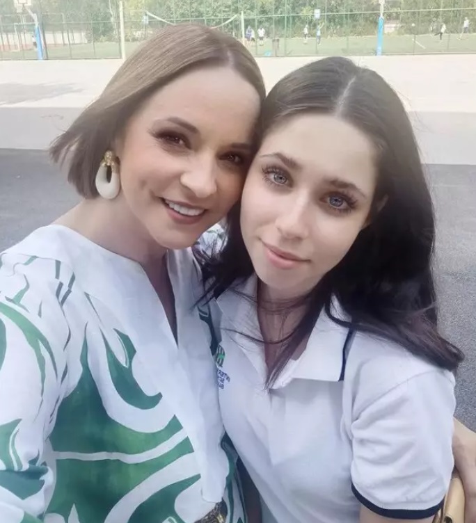 Andreea Marin e mândră de fata ei, dar nu exagerează cu laudele: „E o adolescentă isteață și frumușică”. Violeta e la un liceu privat