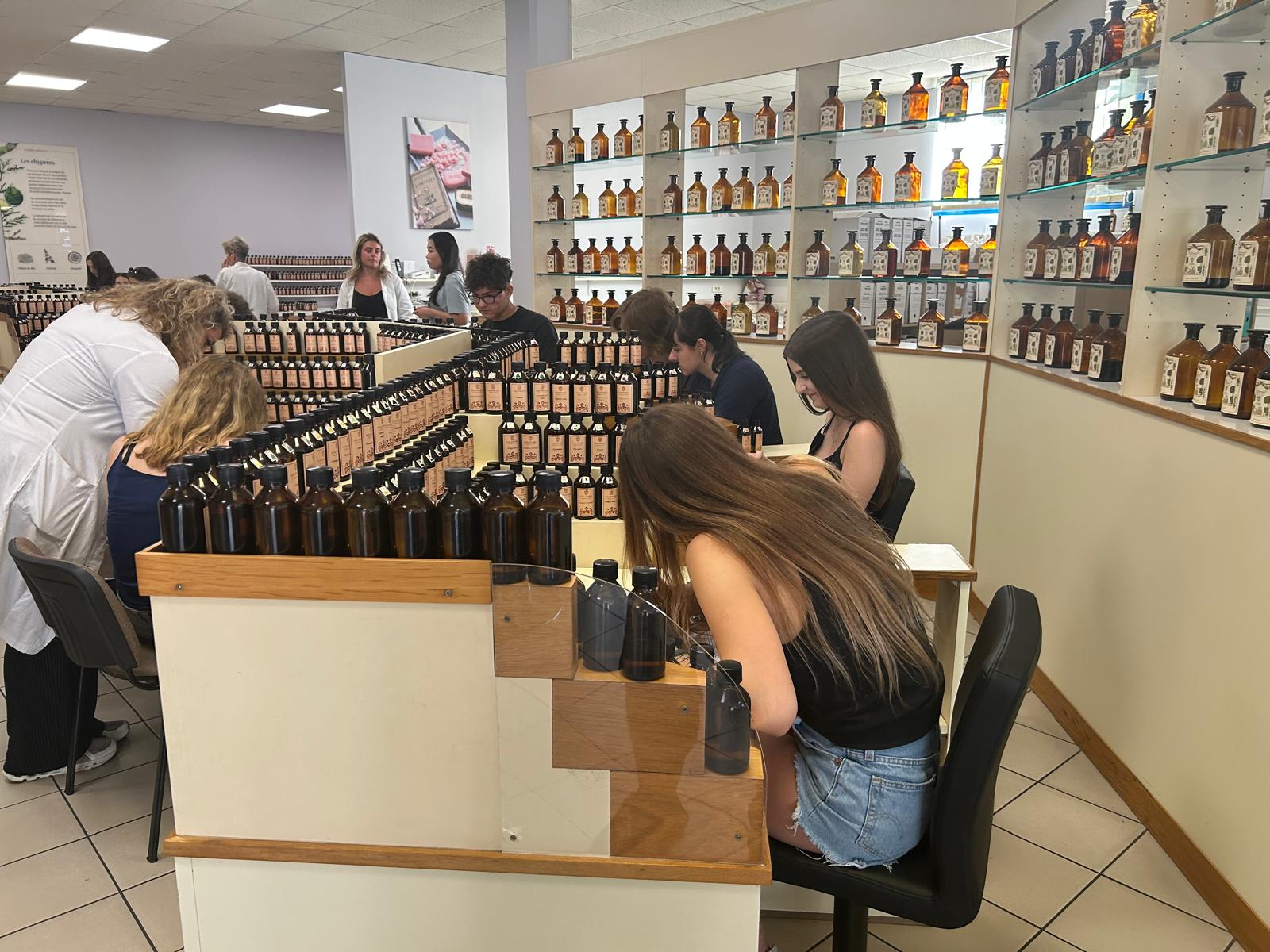 Românca Anesia Dican, între cei 200 de parfumieri ai lumii. Lucrează la Galimard, cea mai veche casă din Grasse, capitala mondială a miresmelor: „Are 1.000 de mirosuri. Nu alcool, nu tutun, nu condimente! Din 200, 40 sunt în Franța, 38 aici”. Ce parfumuri recomandă