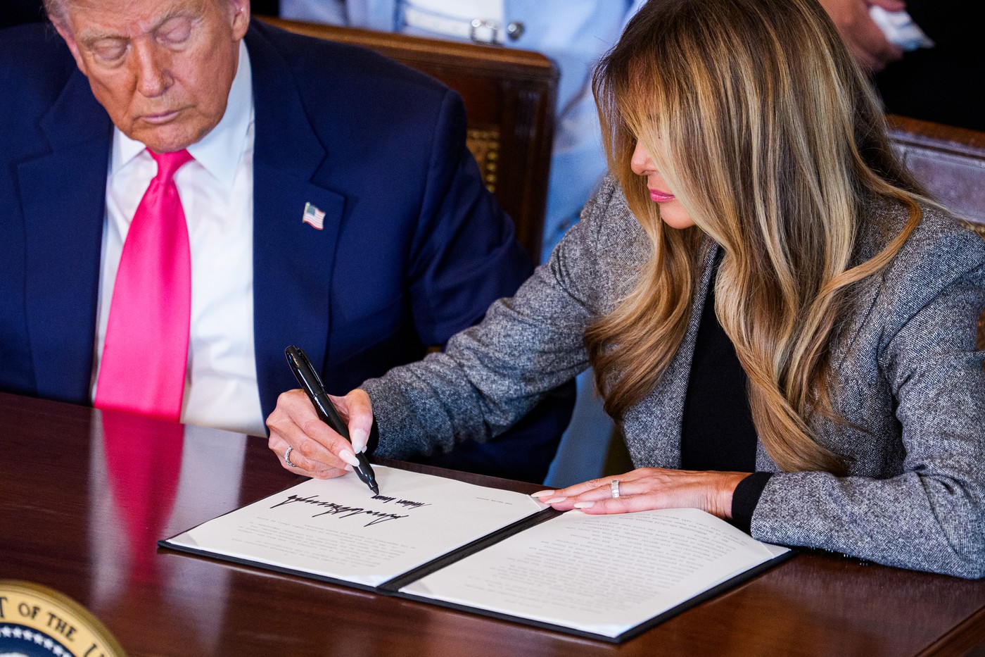 Melania Trump a semnat un ordin executiv alături de Donald Trump