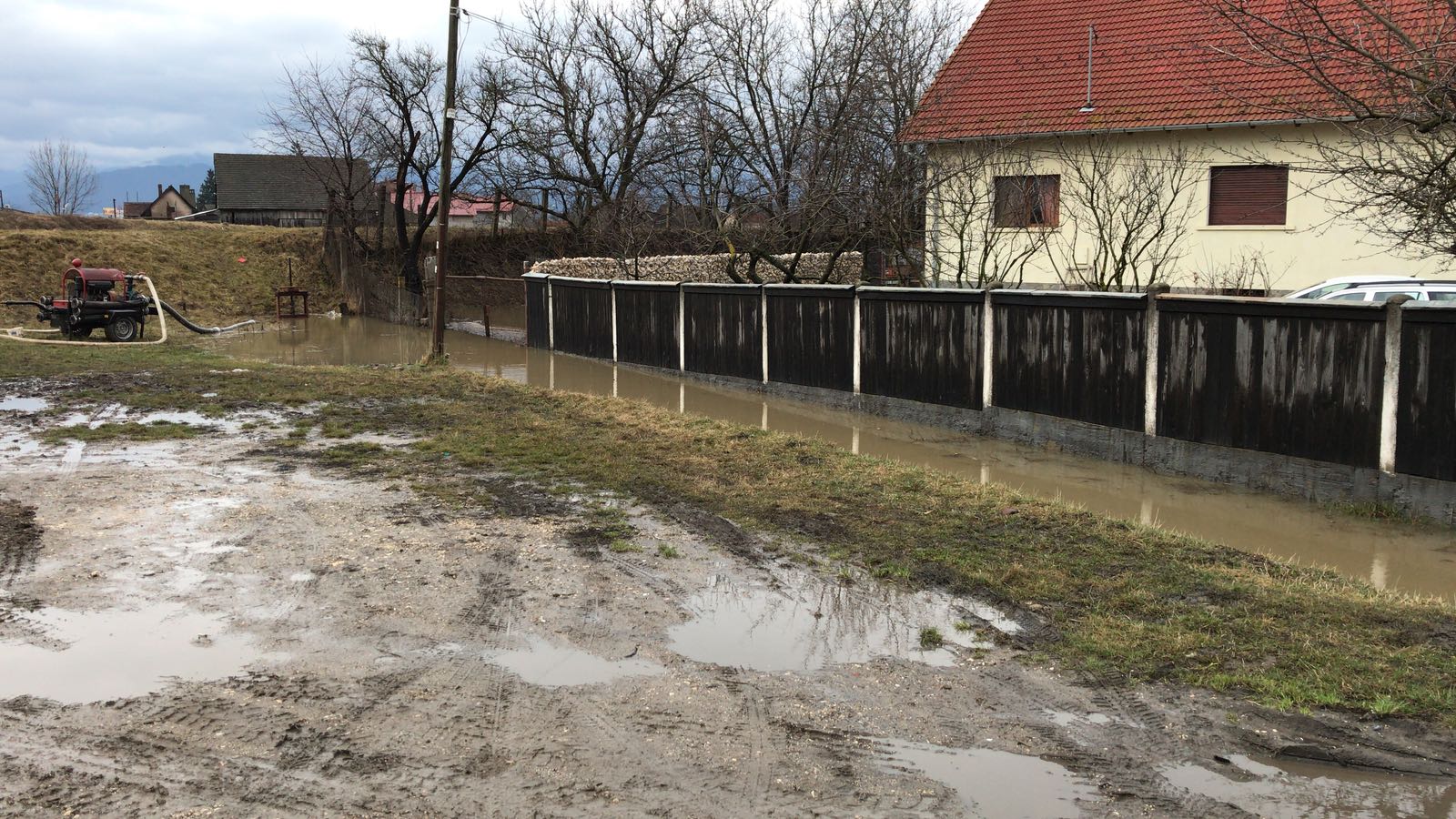 FOTO&VIDEO/ Inundațiile din județul Brașov au afectat peste o sută de gospodării, terenuri şi locuinţe. Cursuri suspendate în patru școli