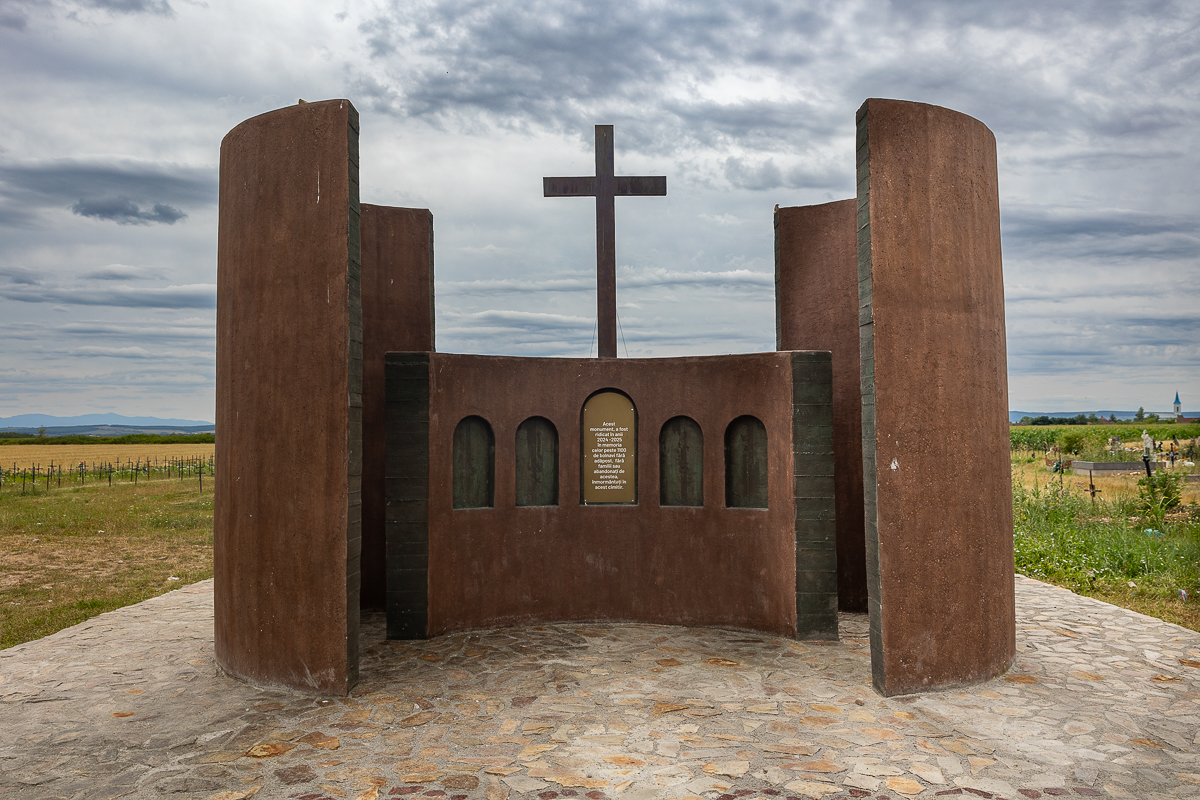 Cimitirul cu necunoscuți din Dumbrava. Viorel Pașca: „Toată lumea, indiferent de religie, are cruce la fel. Ca să nu se supere niciunul”