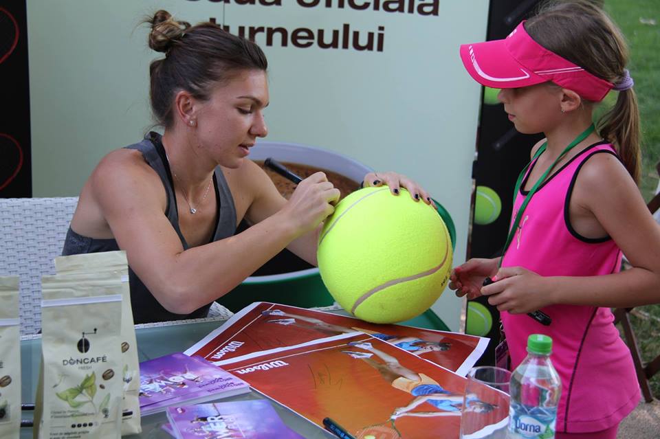 Simona Halep a dat autografe la BRD Bucharest Open GALERIE FOTO