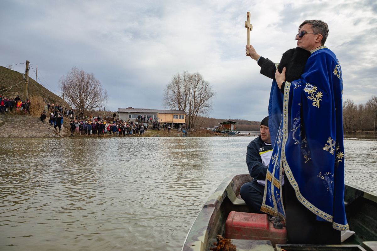 REPORTAJ Boboteaza pe malul Dunării, în comuna Ostrov: procesiune la debarcader, concurs de prins crucea și curse de cai