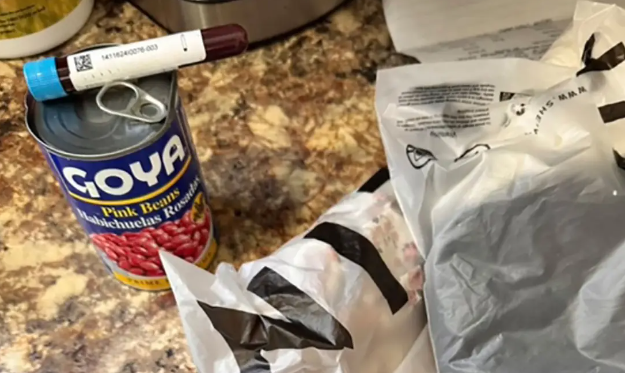 Ruhákat rendelt magának, a dobozt kibontva gyomorforgató látvány tárult elé: ezt találta a csomagban - videó