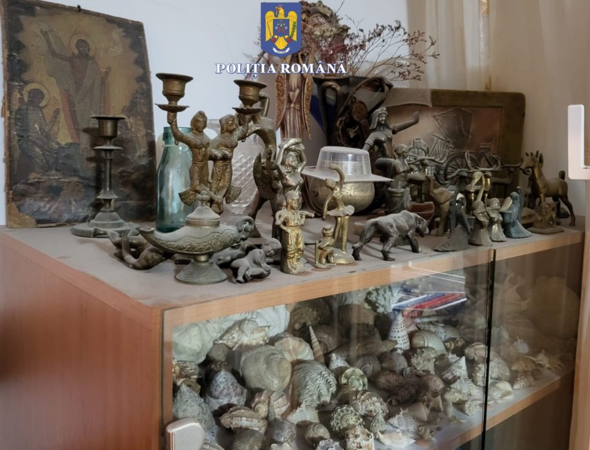 Monede antice și ceasuri de colecție obținute ilegal, descoperite în casa unui bărbat din Constanța