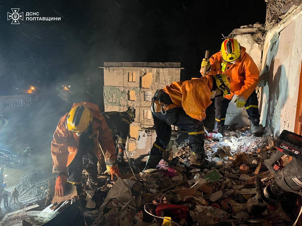 Cum arată blocul cu cinci etaje lovit de o rachetă rusească și în care au murit 14 oameni, în Poltava
