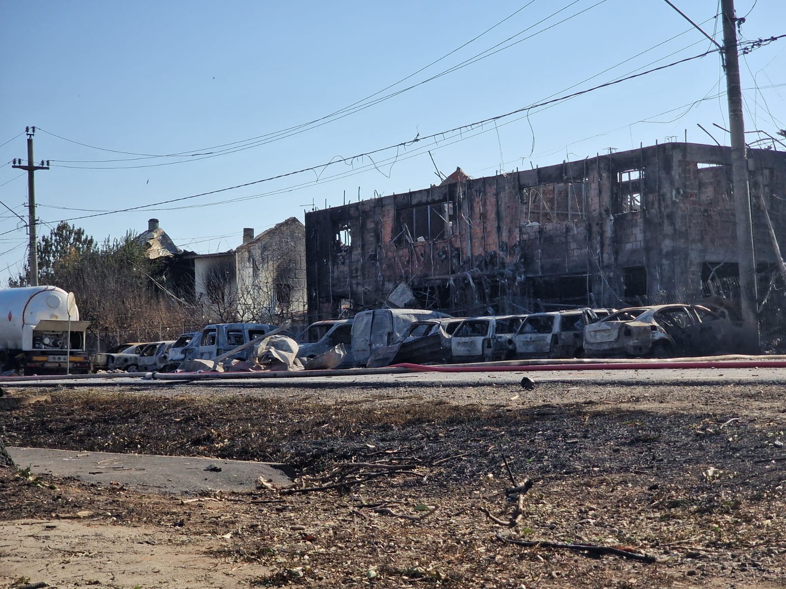 FOTOREPORTAJ Pompierii încă intervin în zona exploziei, oamenii spun că n-au primit ajutor: „Stăteam lângă o bombă și nu știam!”