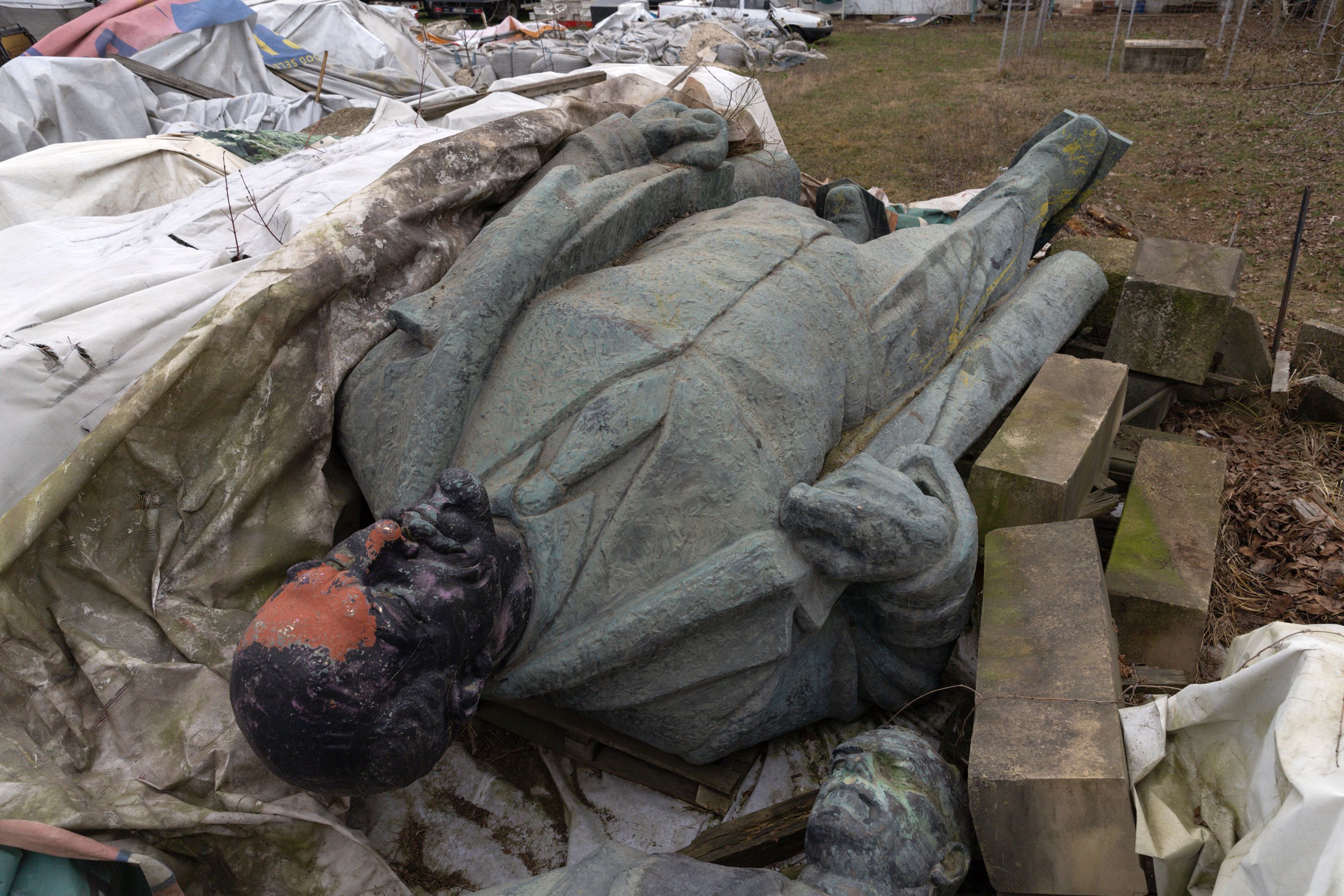 Am găsit statuia lui Lenin din București! Este păzită cu 15 câini într-o locație secretă, de frica hoților de fier vechi. „Nu poate fi topită, e o operă de artă”
