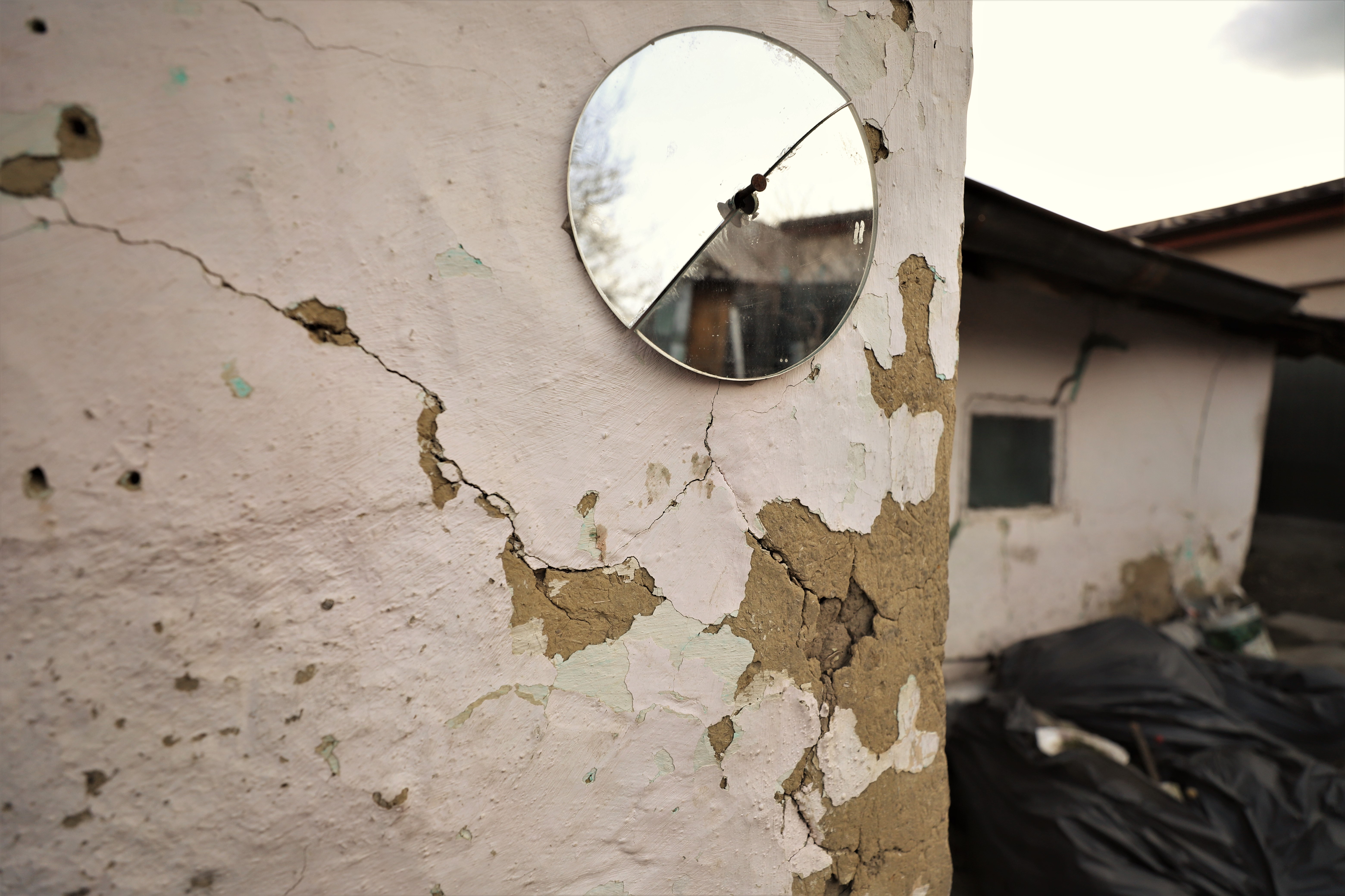 REPORTAJ. La 26 de ani, Andrei veghează la căpătâiul mamei căzute la pat. S-a împrumutat 700 de lei ca să ia o ușă pentru casa lor care stă să cadă: „Muncesc să am grija ei! N-o s-o părăsesc niciodată!”