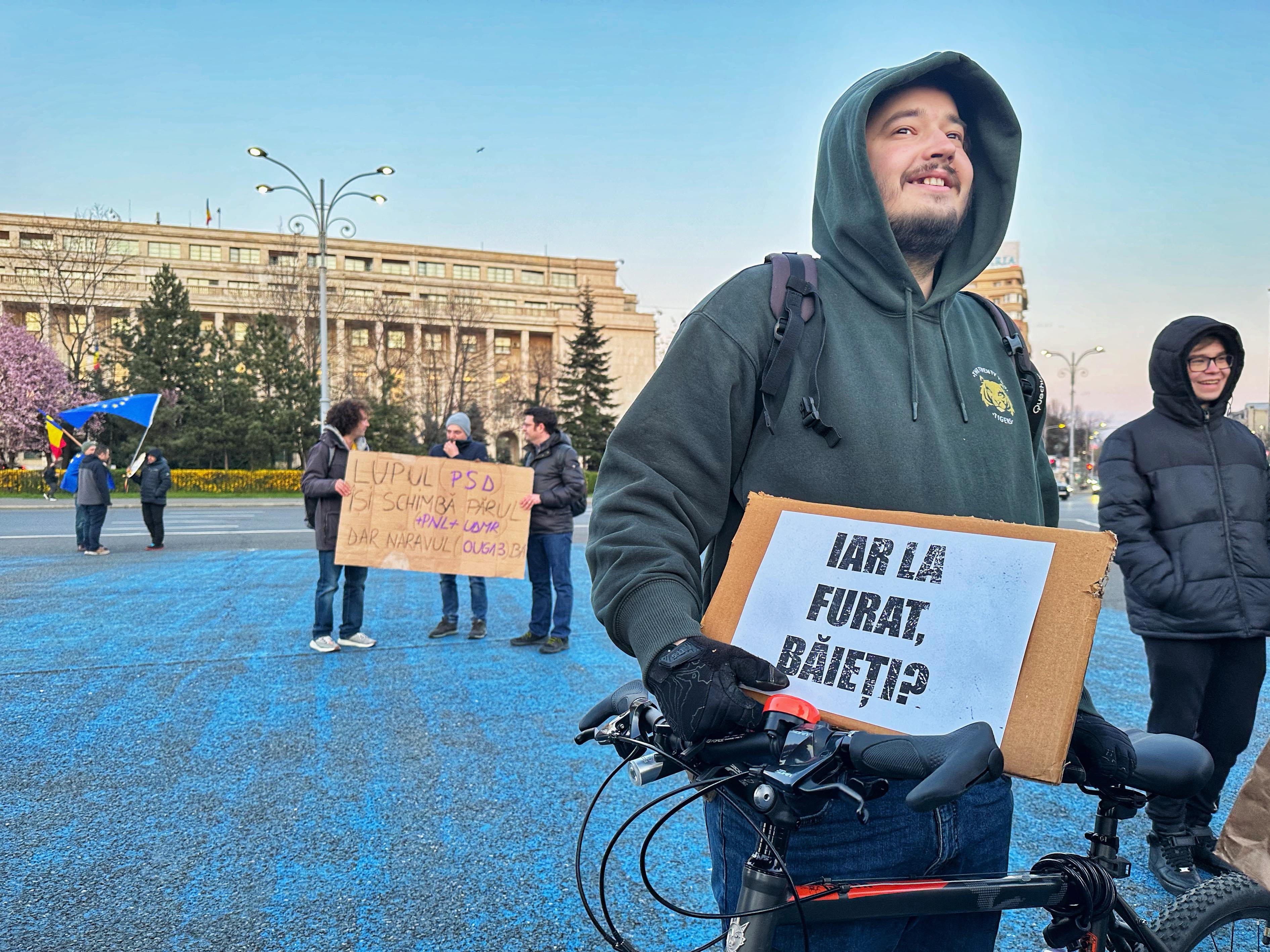 Protest cu zeci de oameni în Piața Victoriei, după ce senatorii au votat pragul de 250.000 de lei pentru abuz în serviciu