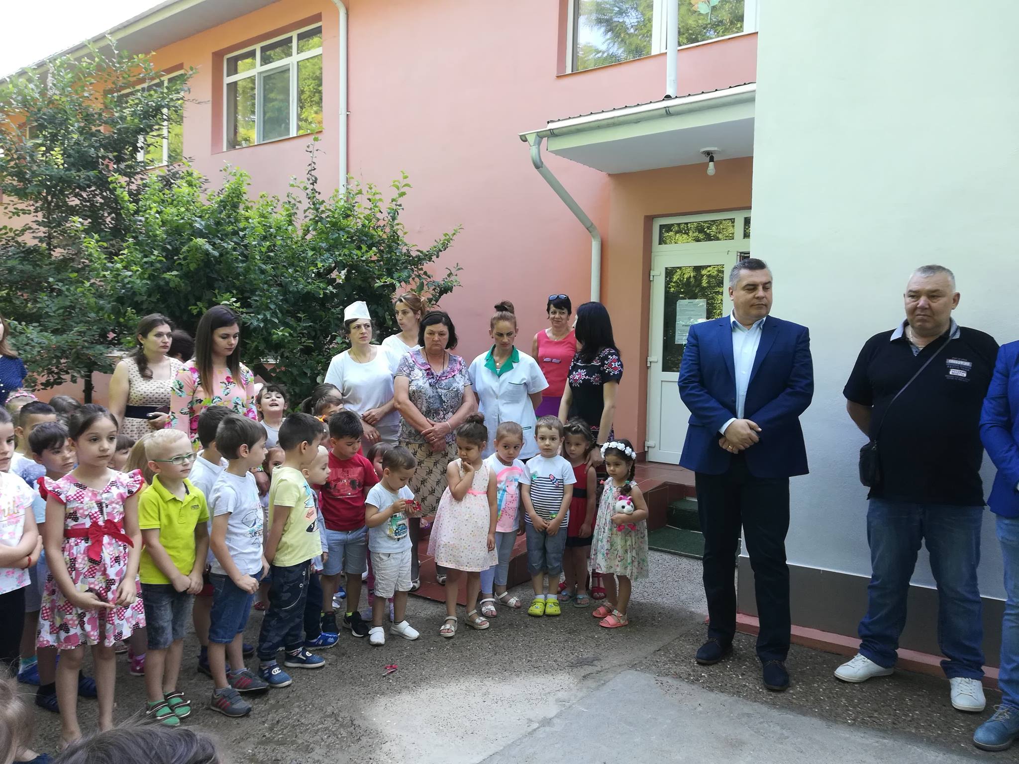 FOTOGALERIE | La Tecuci s-a tăiat panglica pentru o scară de incendiu. Primarul, întâmpinat cu pâine şi sare