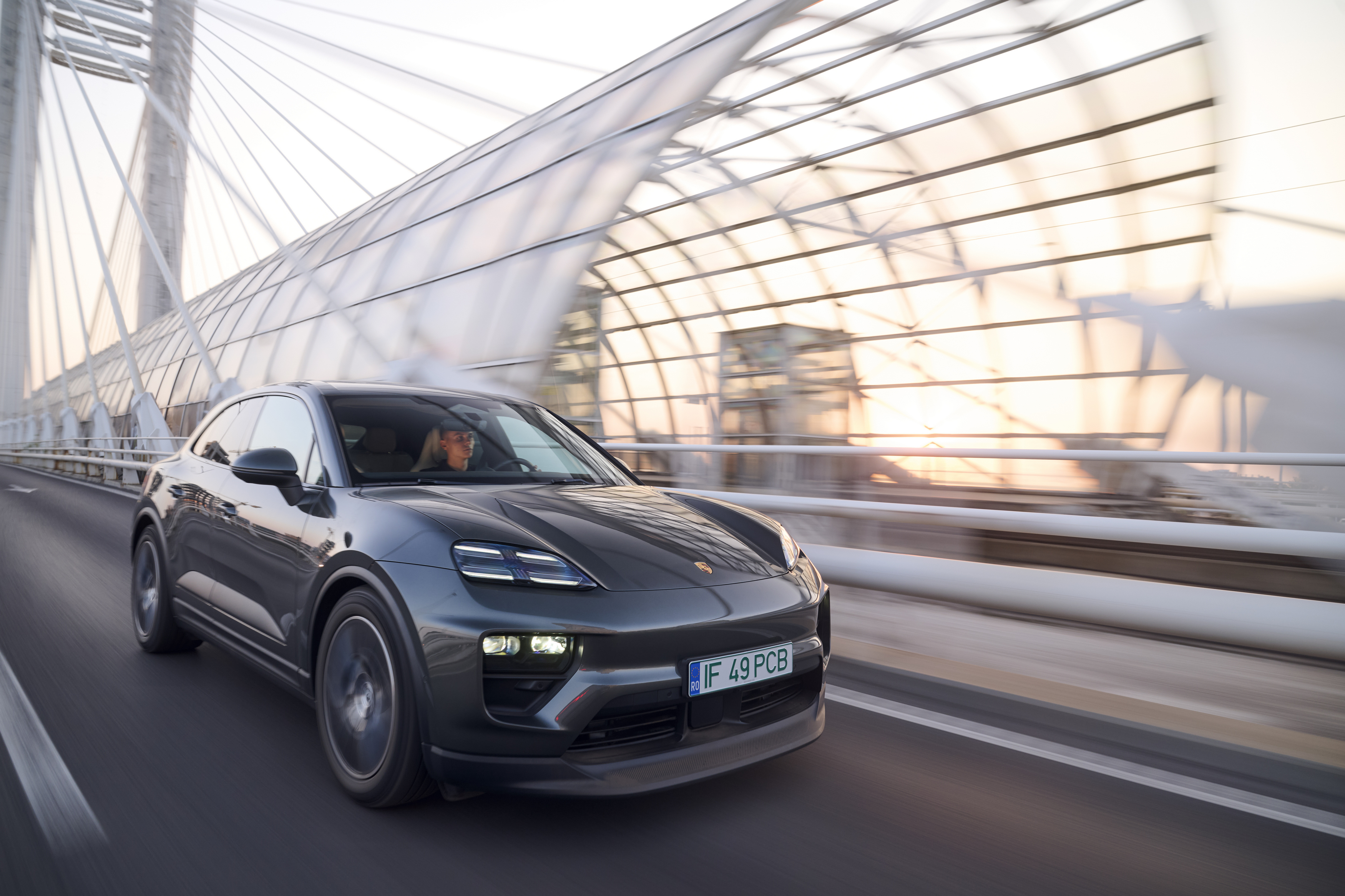 David Popovici a semnat un nou parteneriat: ședință foto specială pe străzile din București cu un Porsche Macan Electric