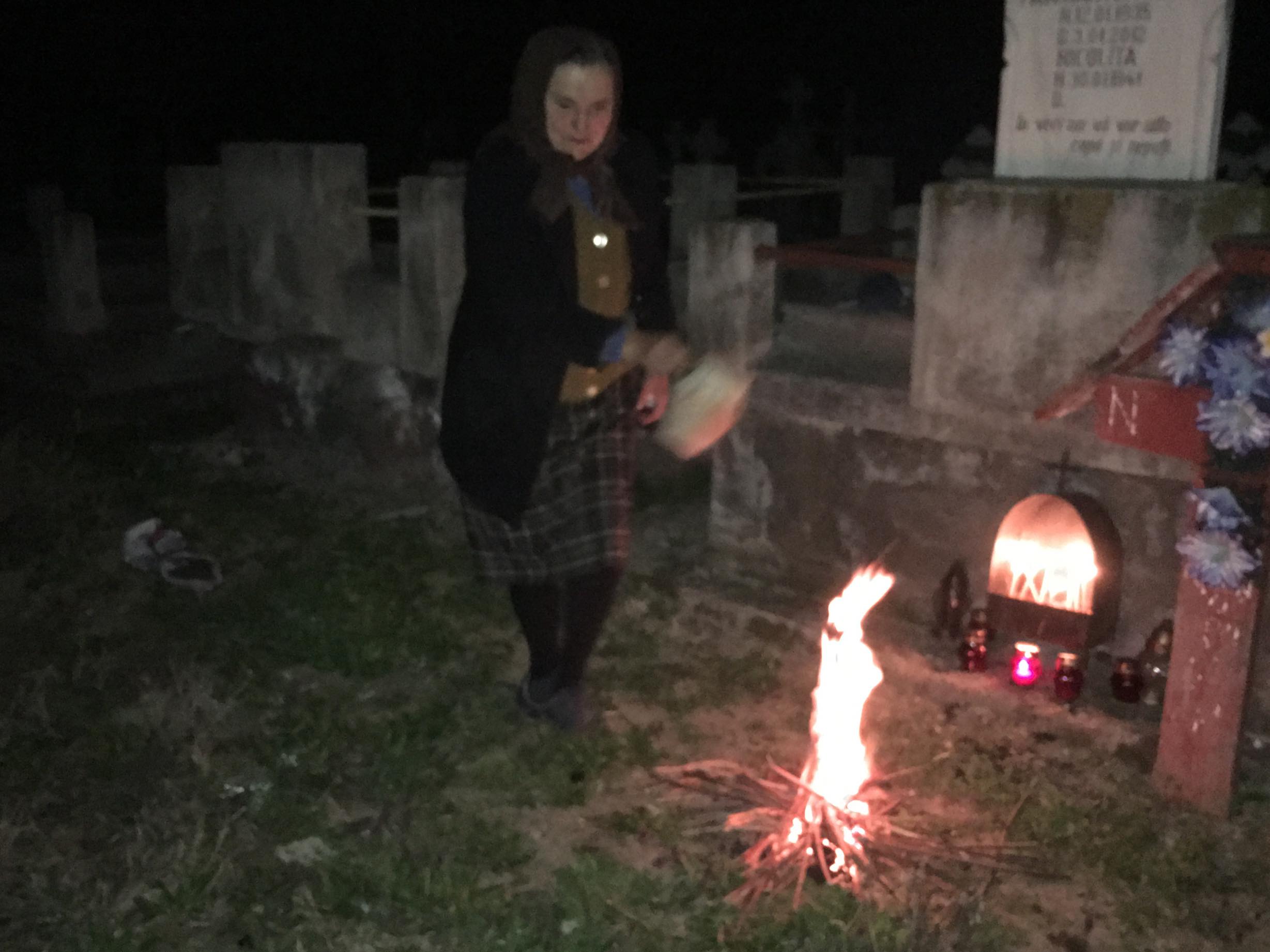 REPORTAJ/Doljenii pomenesc morții de Joimari cu foc și apă. Aprind focuri în cimitire ca să le țină de cald spiritelor