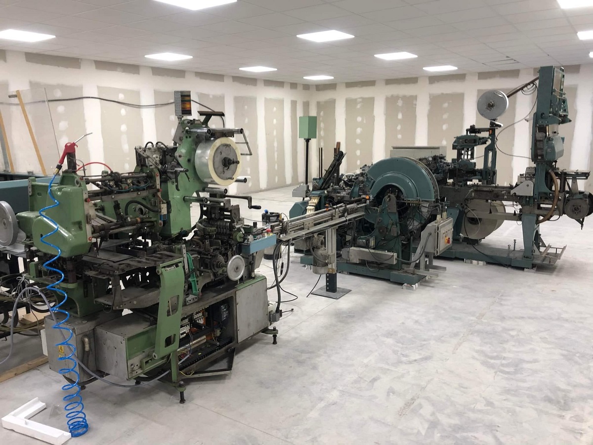 Patru români și-au făcut prima fabrică de țigări contrafăcute din Franța și au pierdut milioane de euro când poliția le-a închis-o