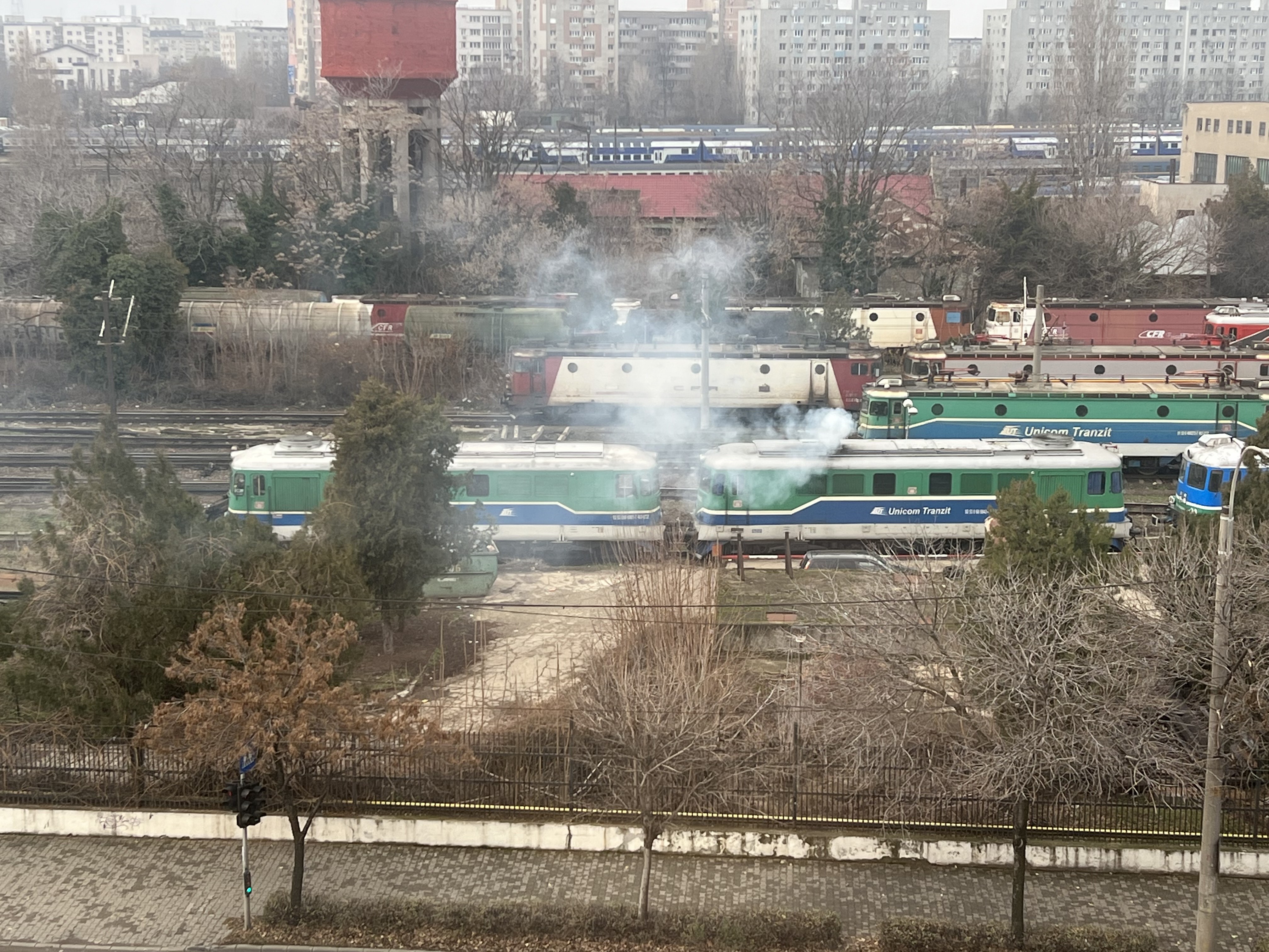 Locuitorii cartierului Grivița din București se plâng de poluarea cauzată de locomotive: „E imposibil să deschizi geamul”