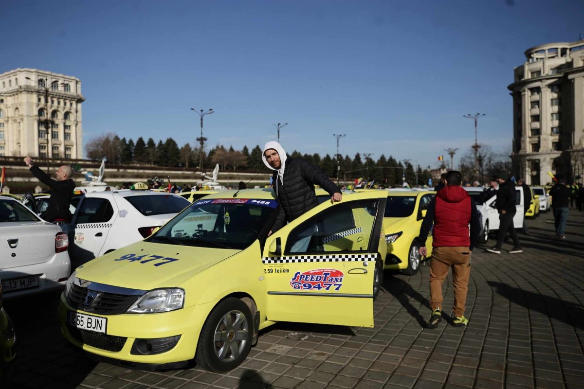 Sute de taximetrişti au protestat din nou în Piaţa Constituţiei. Ce revendicări au avut