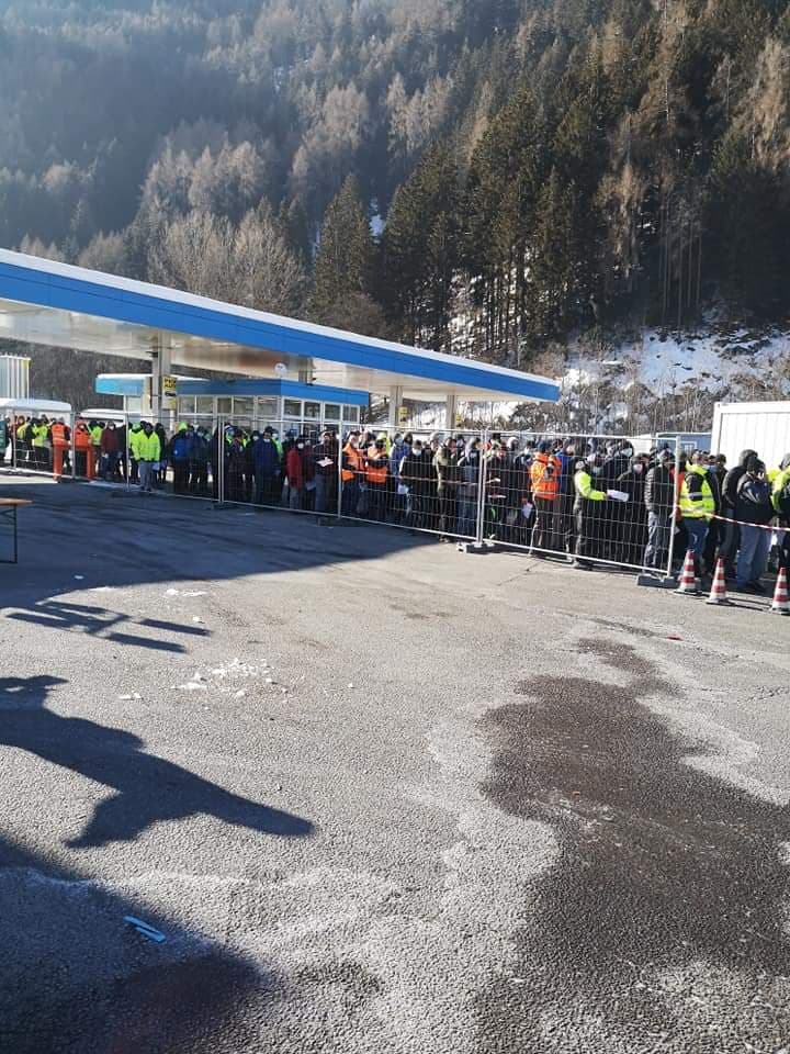 VIDEO | Sute de șoferi de TIR, mulți români, ținuți cu orele în viscol și ger la granițele Germaniei, ca să facă testul COVID