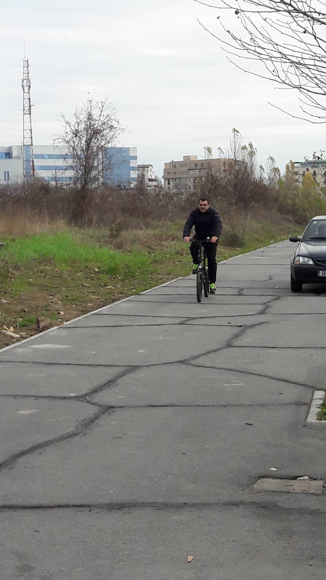 EXCLUSIV/ ”Limuzina” cu care Mihai Mărgineanu pleacă de la aeroport are... două roți!  De la manșa propriului avion, direct pe bicicletă!