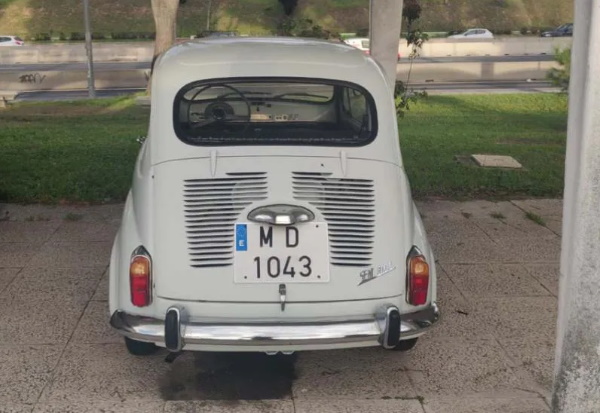 Un micuț Seat 600 e parcat de 60 de ani în același loc, la Madrid. Povestea din spatele mașinii legendare în Spania