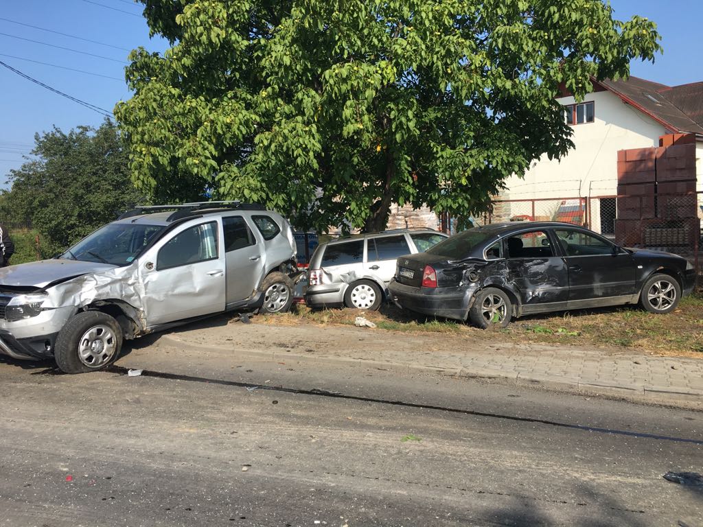 Șase persoane, rănite într-un accident grav la ieșire din Reghin. O gravidă, printre victime